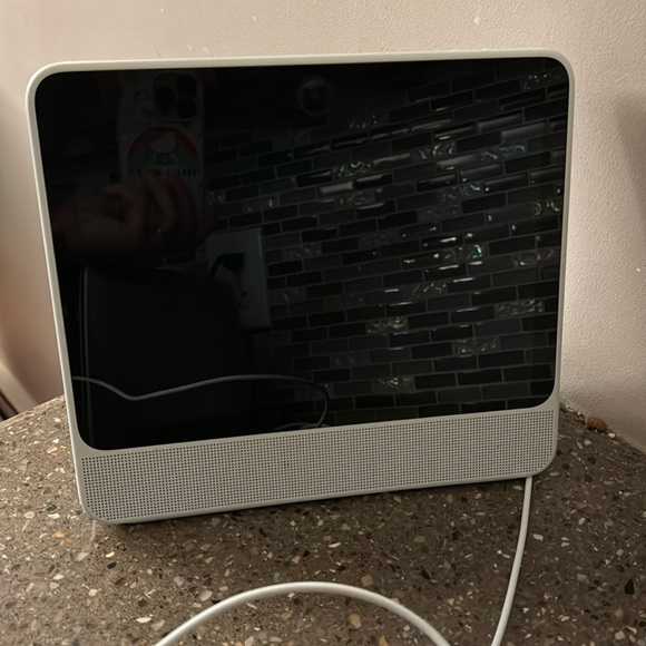 HTF - 10” Portal from Facebook. Smart, Hands-Free Video Calling w/ Alexa - Picture 1 of 2